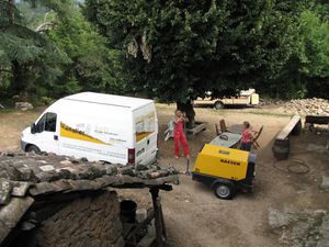 arrivee-de-l-entreprise-de-decapage.JPG