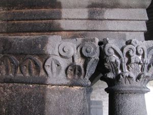 elements-architecturaux-de-la-cheminee-du-salon.JPG