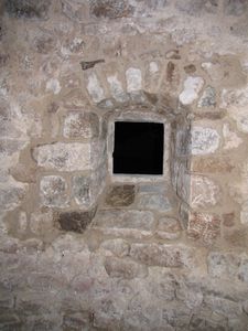 fenetre-de-la-tour-de-garde-cote-interieur.JPG