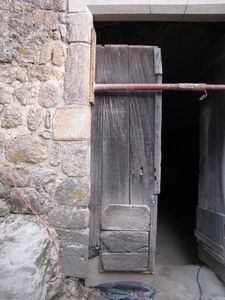 Reprise des jambages de la porte de la salle de réception