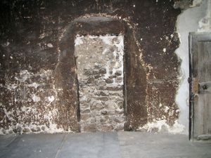 Ré-ouverture d’une ancienne porte dans le salon