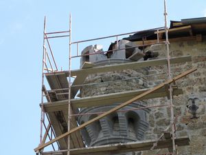 Les fenêtres de l’échauguette sont en place.