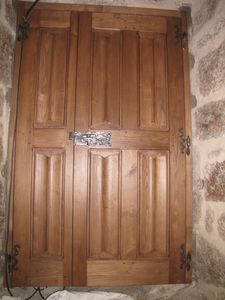 Les linteaux des portes de la salle de réception et…