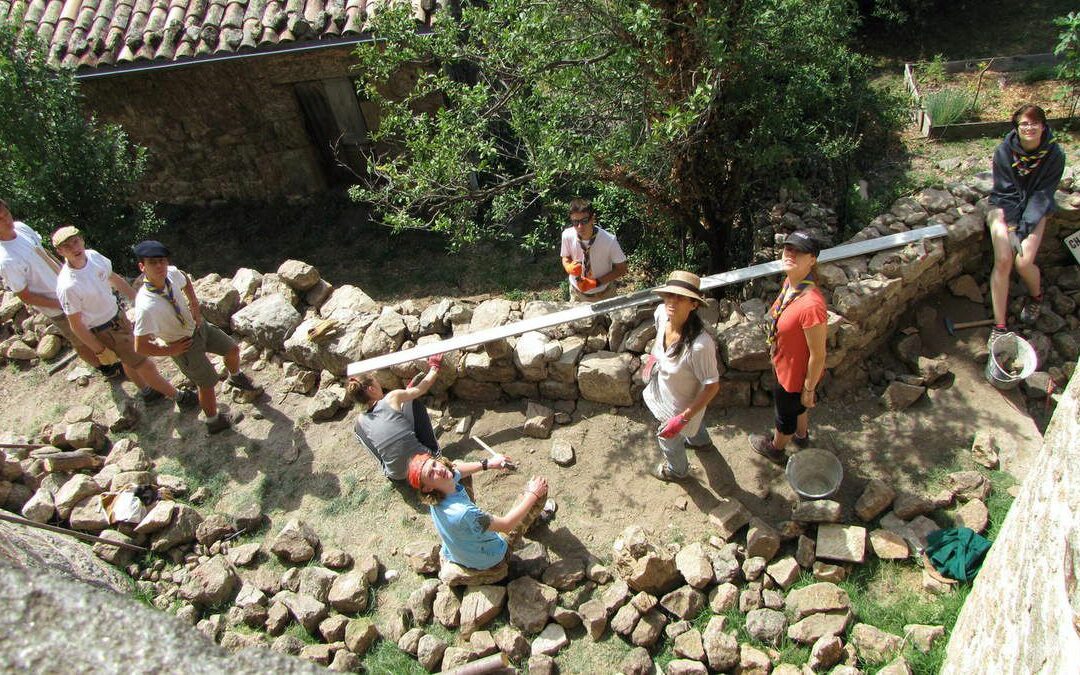 Mur pierre sèche, coup de pouce des scouts de Genas…